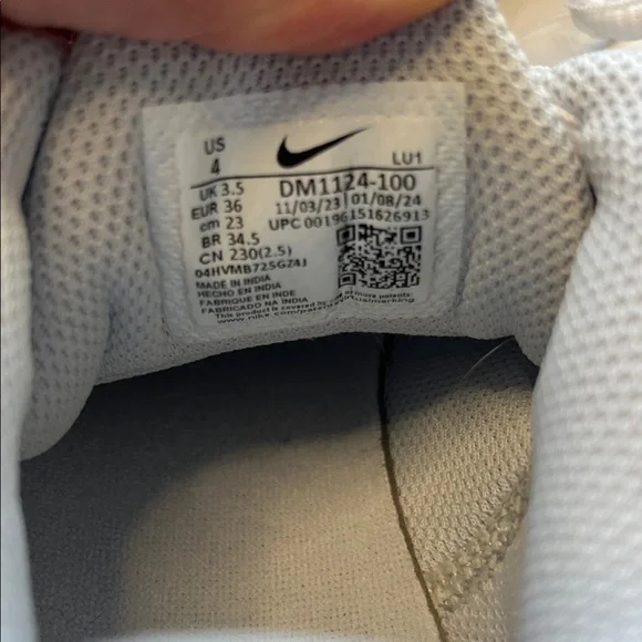 NWOT Nike Air Max Impact 4 Basketball Shoes White / Black Kids Size 4 - Picture 6 of 10